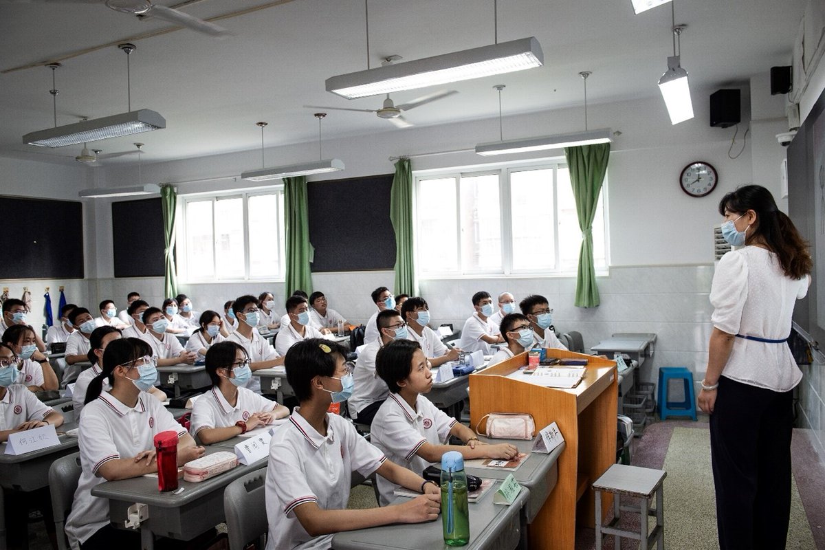 EcnuE's tweet photo. A new study highlights that #educationalmodernization in #China must address the problem of #largeclassteaching and promoting #smallclassteaching while shifting from #extensive to #connotative development, by Jiuquan Yang @ECNUER. Read more at #ECNU #ROE #SageJournals: https://t.co/rRSB0XbbbC