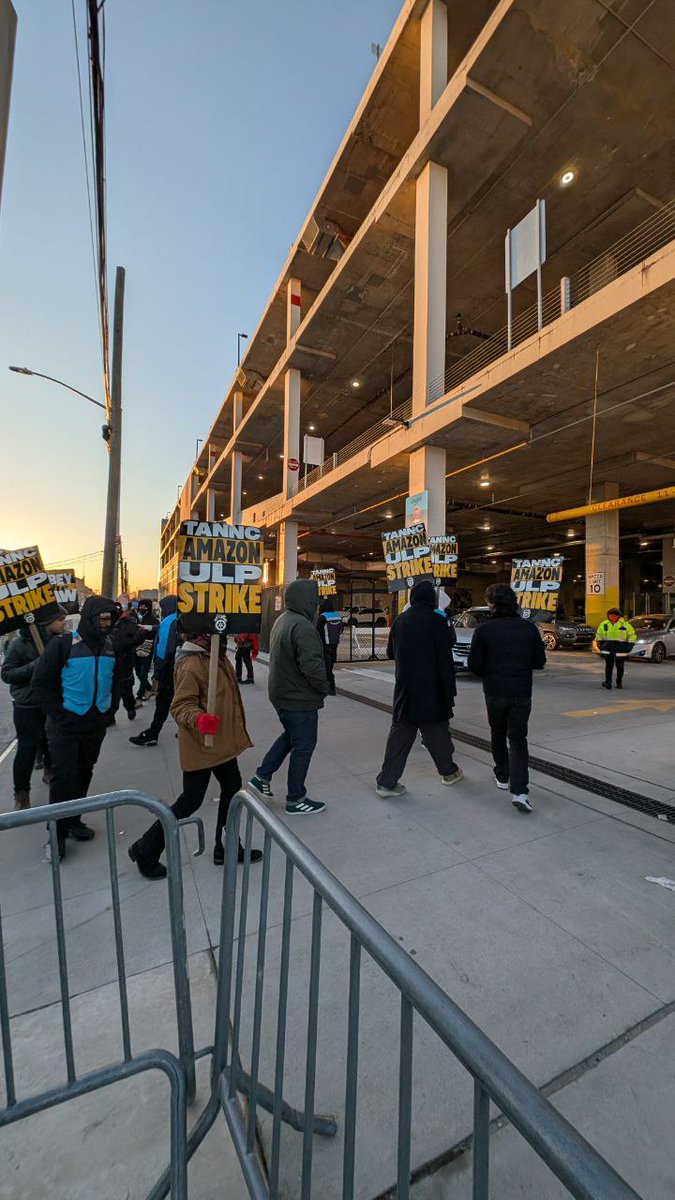 We joined the picket line with workers at DBK4 in Maspeth, Queens today. These drivers wear the Amazon uniform but Amazon is refusing to recognize them as their workers.  

time.com/7203775/why-am…