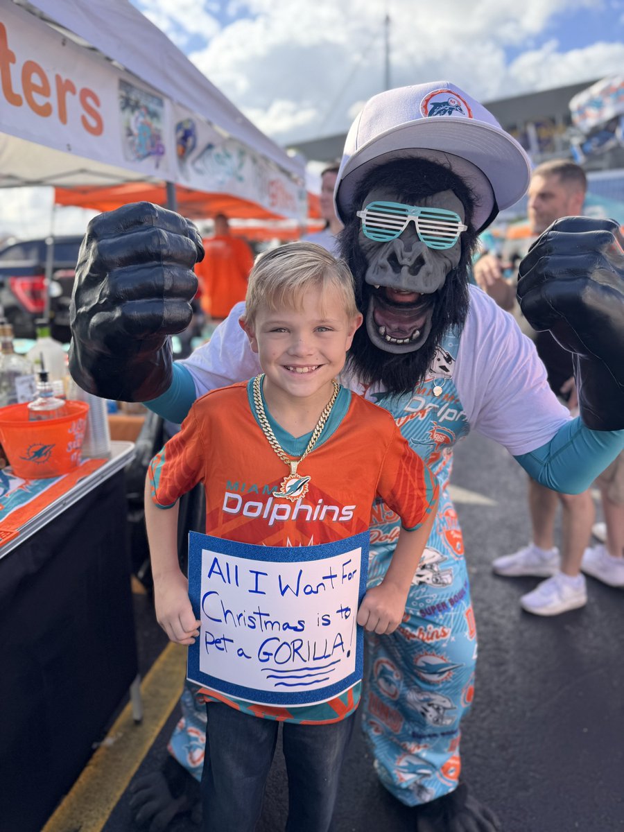 <a href="/gorillaluke/">Gorilla Luke aka Big Sexy</a> Luke always making kids happy…he hunted Luke out and as always luke gave him a chain …great job luke 👏👏👏