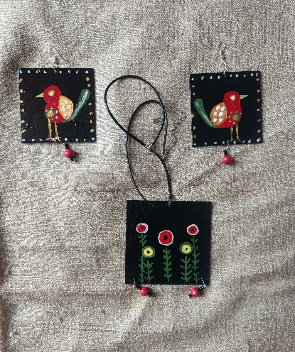 tikulli's tweet image. Both sides of the lightweight mdf wood pandant earrings set in season&apos;s pallette. I always paint on both the sides so when flipped they still look pretty. DM to purchase. Check out #PinnedThread. #Christmas #giftideas #giftsforher #holidayseason #handmadejewelry #jewelryaddict