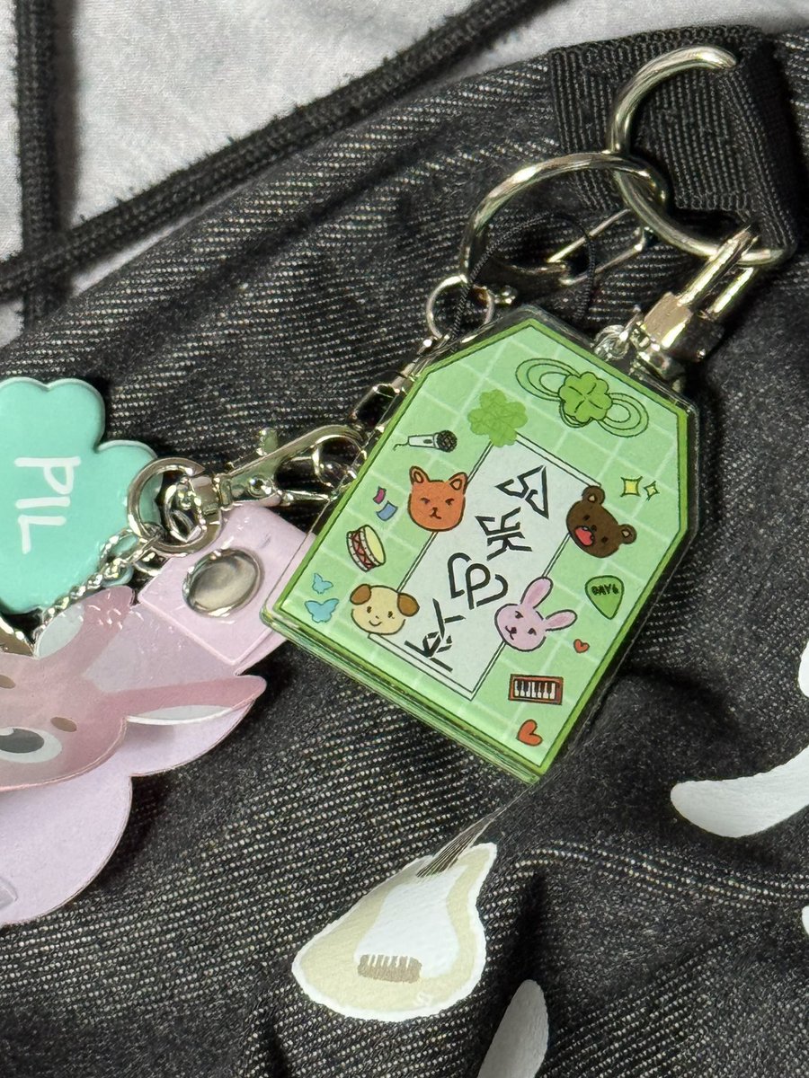 🎄클콘 무사 종료 &amp; 연말 기념 Event🎄

말 그대롭니다, rt 이벤트 진행합니다💚

사진속에 있는 키링을 추첨을 통해 두분께 보내드립니다! 로고 제외 제가 한땀 한땀 손으로 그려서 만든 키링이에요🫶🏻

당발은 12월 25일 크리스마스 10시에 진행합니다🍀