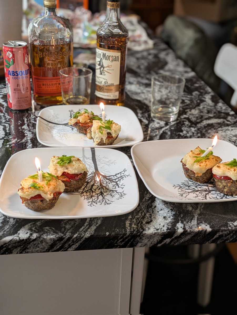 studio_cascade's tweet image. Jesus' upcoming birthday = meatloaf cupcakes and booze