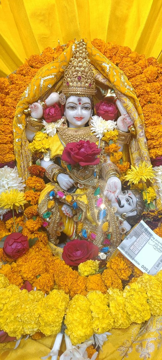 baglamukhipuja's tweet photo. Maa Baglamukhi is propitiated with yellow offerings by devotees dressed in yellow, seated on a yellow cloth. https://t.co/Rh5n37tKeK