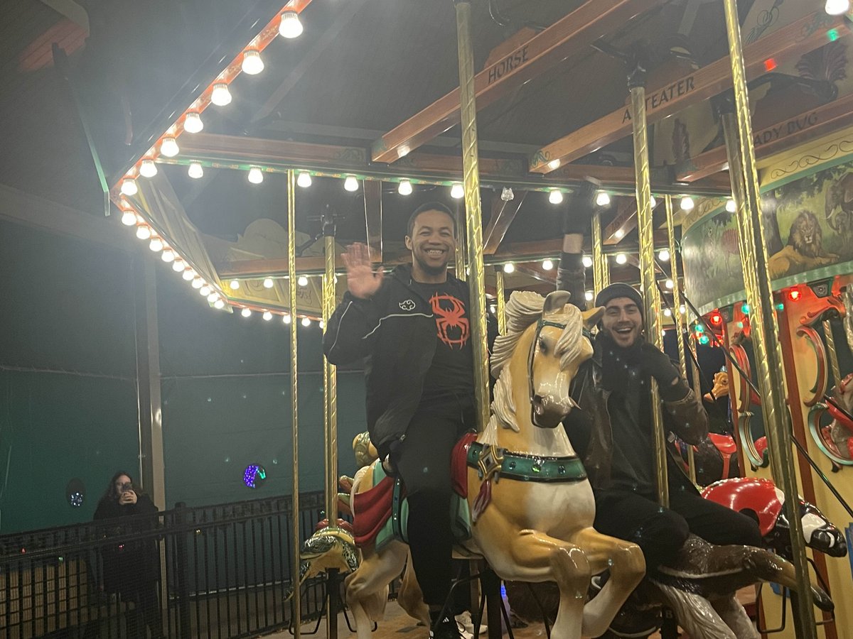 LTUesports's tweet image. LTU Esports at Wild Lights at the Detroit Zoo! To celebrate a successful season, the esports team went on an outing to the zoo.