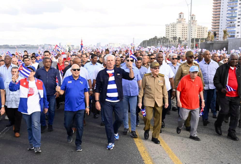 DamarisGener's tweet photo. Marcharon cientos de miles de habaneros ante el llamado del Partido y la Revolución.

Al frente el General de Ejército, Raúl Castro Ruz y el Primer Secretario del Comité Central del Partido y Presidente de la República https://t.co/fXEn0V5UXH