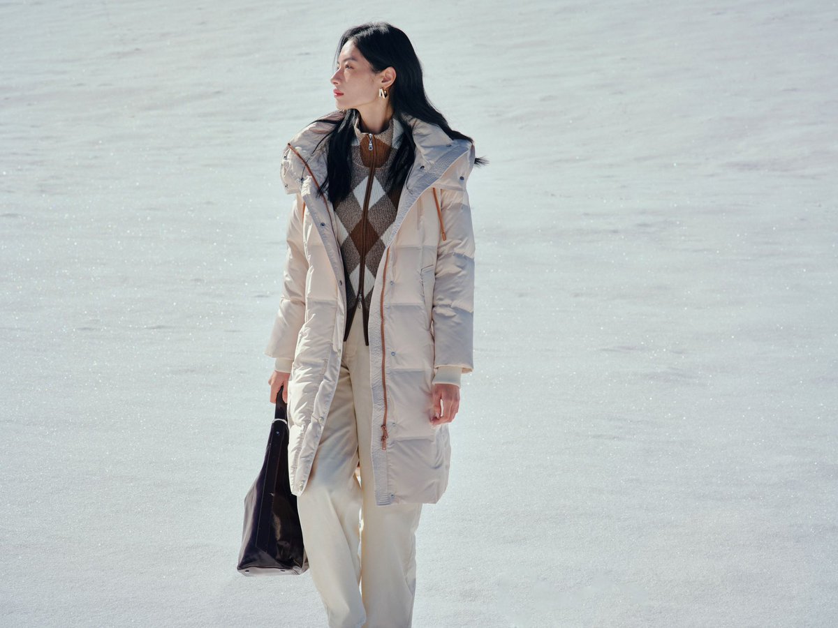 juzui_official's tweet photo. 𝐉𝐔𝐙𝐔𝐈 2024 Winter Down Collection
On this winter journey, we encountered the vast white landscape,It's like nature's palette, clean and pure.
Wear in the down ,together with the brown horse,to unlock winter adventures.
#winterfashion #JUZUI #fashion #fashioncollection https://t.co/vxMdii7dSJ