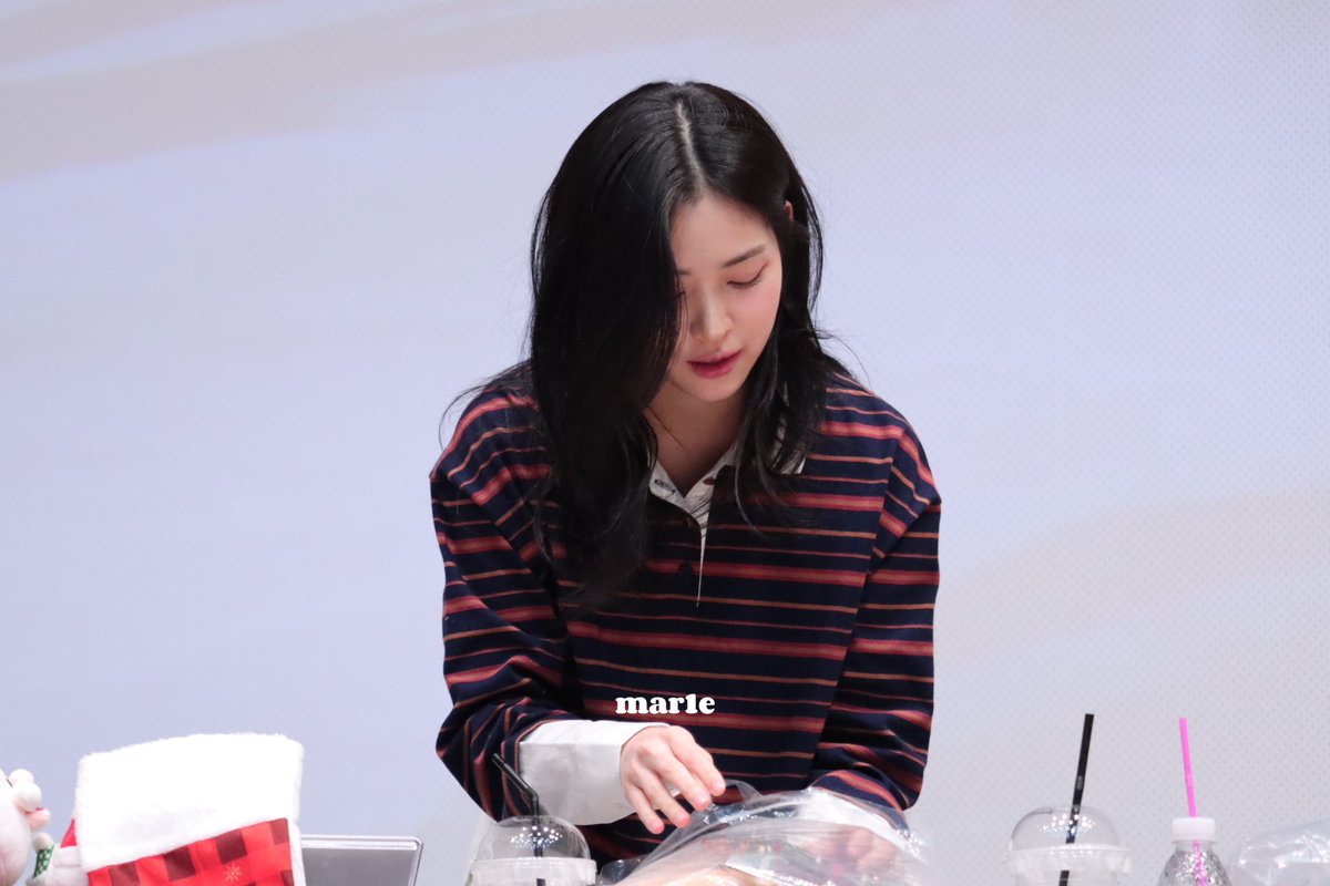 mar1e_rj's tweet photo. 12.20 mommy vibe #RYUJIN #류진 https://t.co/gTN4FmaXUh