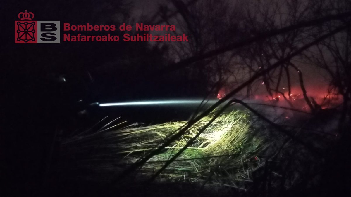 bomberos_na's tweet photo. Intervenimos la tarde del #domingo en #Murchante pata extinguir un incendio de cañas en el curso del río #Queiles
#ParqueTudela https://t.co/ZIWA7zgwOA