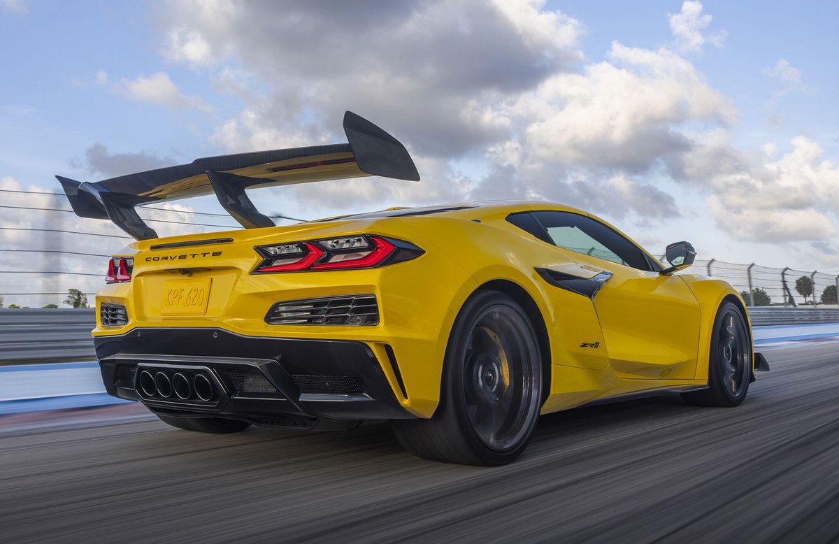 responsejp's tweet photo. アメリカ史上最強のV8エンジン搭載！コルベット『ZR1』発表、1064馬力で0-96km/h加速わずか2.3秒
https://t.co/LmxqyZTP8z

#新型車 #シボレー #コルベット #クーペ https://t.co/Fyyjderrjm
