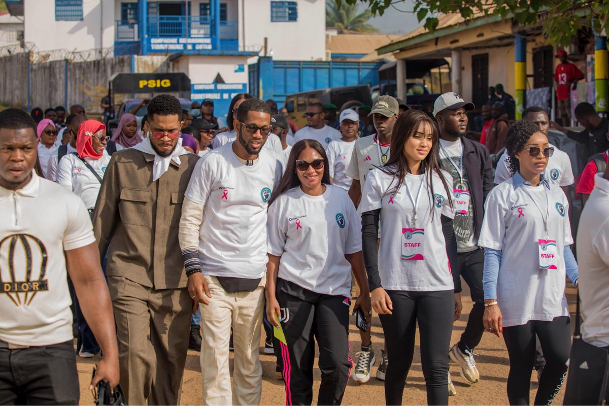 DaffMariama's tweet photo. À l’occasion du mois d’octobre rose, l’ONG force des femmes à organiser une campagne de sensibilisation pour la lutte contre le cancer du sein, merci à la population de Coyah pour cette mobilisation. https://t.co/fYHUSd99xb
