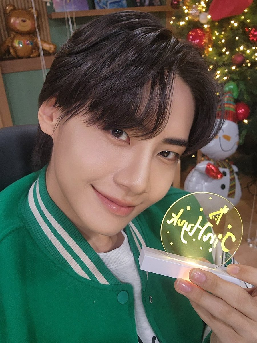 LJH_official's tweet photo. [📸]

241223 EBS FM '아이돌 한국어' 완료 ♡
벅참 그 자체였던 오늘🥺
브이단도 다가오는 크리스마스 🎄 
따뜻한 연말 보내세요 💙

#이진혁 #LEEJINHYUK
#아이돌한국어 https://t.co/EquyBqGqGi