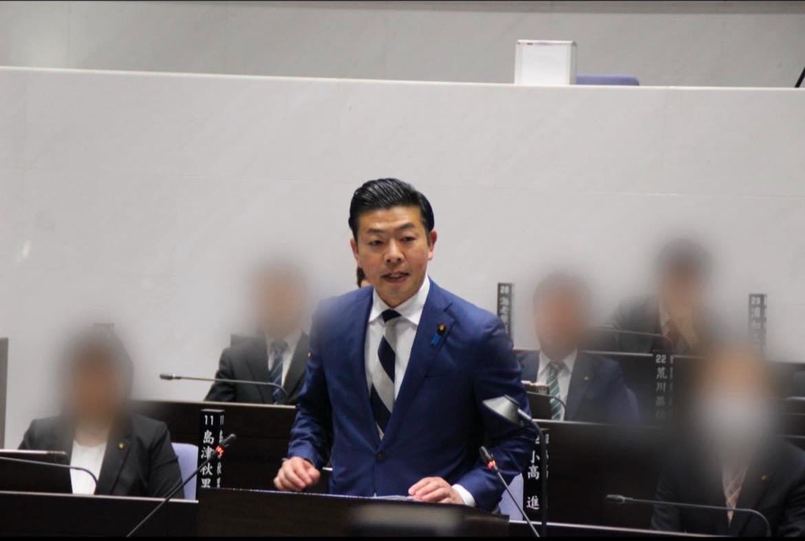 ryuichishindo's tweet photo. 『令和6年12月定例議会報告』

先週閉会しました12月定例会の報告です。
今回は、ほこみち制度並びにゼロカーボン施策について質問を行いました。
ポイントは以下のようになります、
•ほこみち制度を活用して違法駐輪対策を行ない、副次的効果として地域の賑わい創出を図っていくこと。
•環境審議会を経て改定した上尾市環境基本計画の中で、ヒートポンプを『省エネ』から『再エネ』に位置付けたことが問題ではないか。

•ほこみち制度活用について
☝️北上尾駅前ショッピングモール前歩道の違法駐輪対策について、今回で三回目の質問をいたしました。不正駐輪に対する現状認識、今までの対策とその効果から順次確認いたしました。しかし、明らかな効果が出ていないと指摘。大阪御堂筋で社会実験で行われたほこみち制度活用により、不正駐輪を街から無くしながら、地域の賑わい創出に繋がった好事例を紹介し、執行部より他市の事例を参考に調査研究するとの前向きな答弁をいただきました。

•ゼロカーボン施策について
☝️上尾市のみ、県内他市では位置付けていないヒートポンプを『再エネ』に位置付ける事に疑問を呈しました。何故なら、上尾市が指針とするべき『温対法』『省エネ法』では、大気熱は再エネとして位置付けられていない。
既に『省エネ』として認められている大気熱を『再エネ』として位置付ける事で、更なるCO2削減に繋がるとは考えられない。太陽光他、本来の再エネ機器の導入促進の妨げになるのではないかという所が課題認識です。
執行部からはあまり納得できる回答はありませんでしたが、次回改定時には慎重に審議検討してほしい旨要望いたしました。
