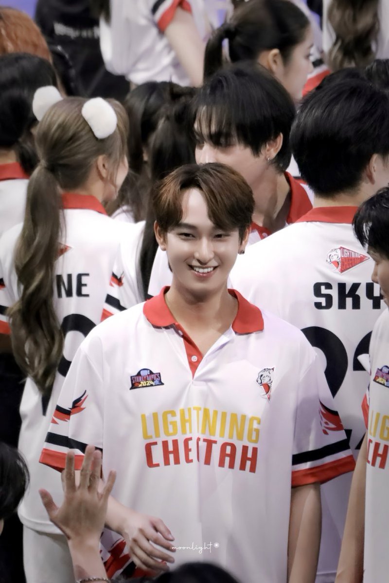 nopeevega's tweet photo. That's how I see him 💛

#ChimonWachirawit https://t.co/TdyrqMOlMG