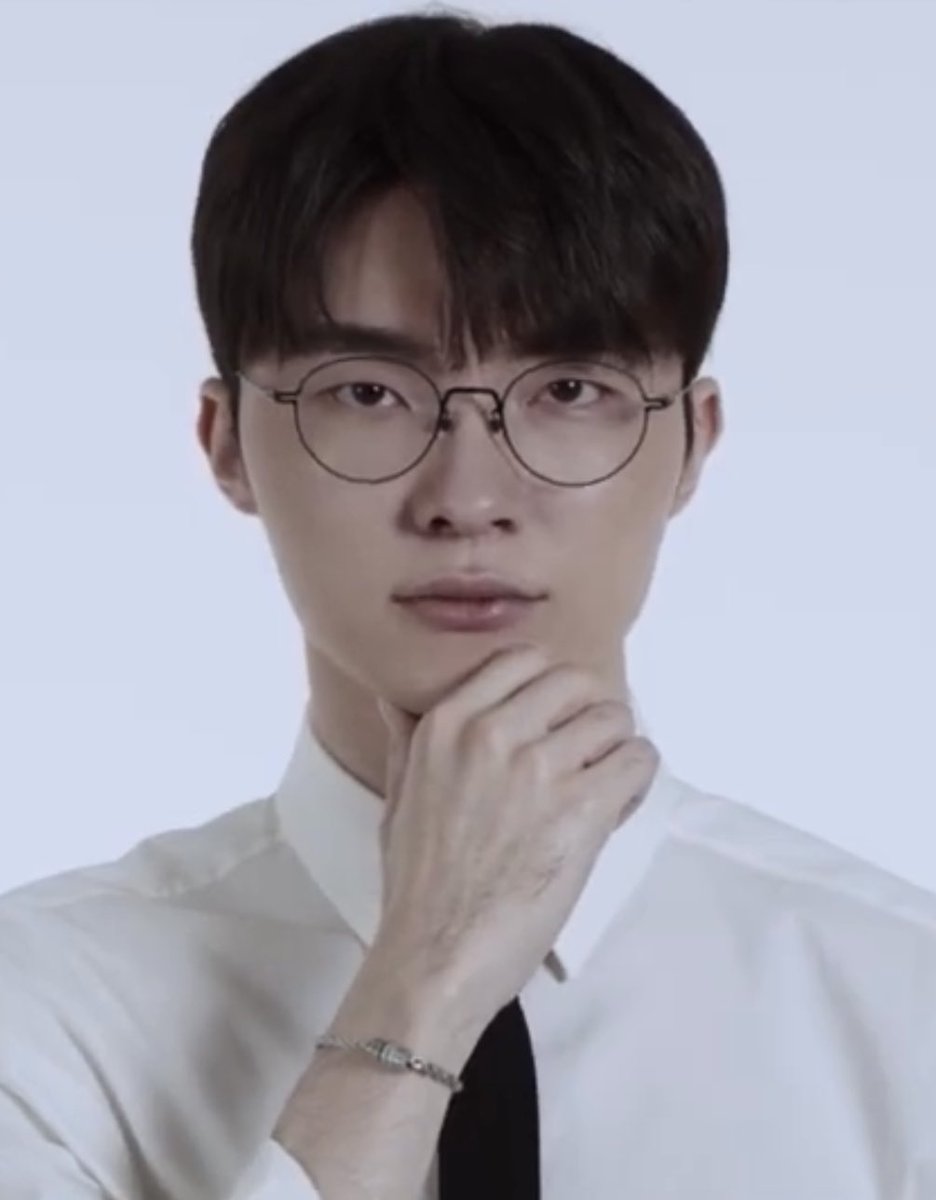 페이커 너무 좋아서 
핸드폰에 대고 🫶🏻 하트 날리고잇음
