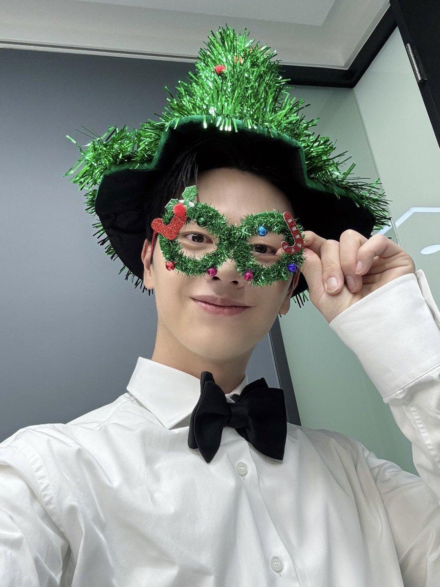 YookSJ_official's tweet photo. [📸] #YOOKs_moment

*✧ ʜᴀᴘᴘʏ ✧* 。 • ˚ ˚ ˛ ˚ ˛ •*
•。✧ ʜᴏʟɪᴅᴀʏ ✧ 。* 。
° 。 ° ˚* _Π_____*。*˚*
˚ ˛ •˛•*/______/~＼。˚ ˚ ˛*
˚ ˛ •˛• ｜ 田田｜門｜ ˚ 🎄🫎🎅💝

#육성재 #YOOKSUNGJAE https://t.co/nJM95nYyeO