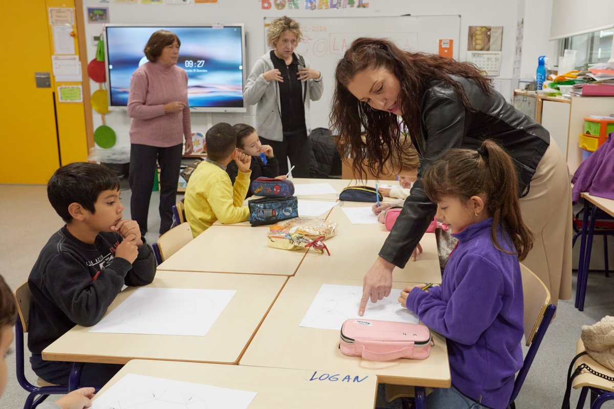 MesGandia's tweet photo. 🐍👑El passat dijous vam acompanyar els xiquets i les xiquetes del Ceip les Foies del Grau durant la preparació de la seua caixa per a la Casca de Reis.
👉Té un caràcter didàctic i pretén recuperar la tradició d'aquest dolç típic de la Safor.
📸 Natxo Francés
#CascadeReis https://t.co/vrcGaqFKK0
