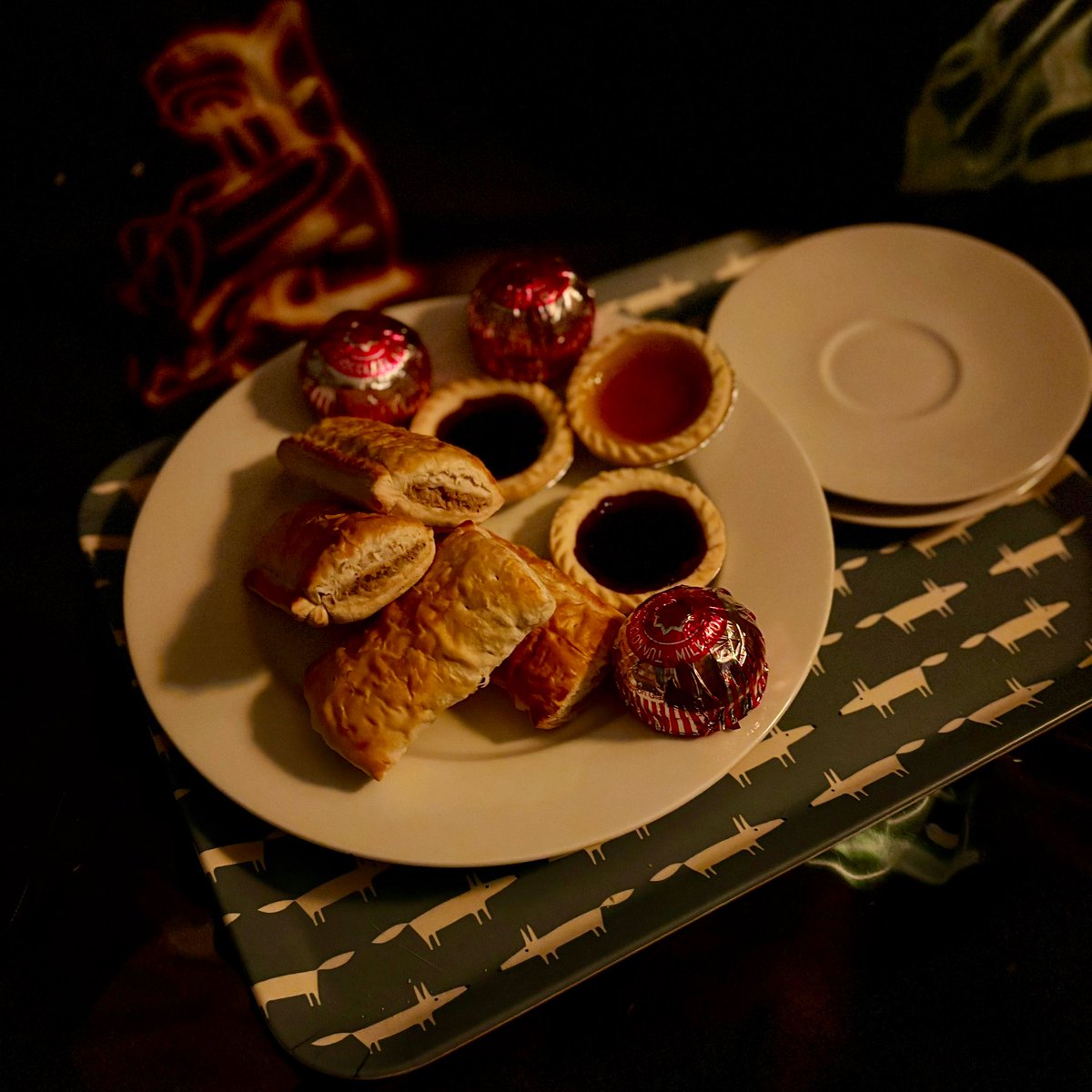 OliverCarey's tweet photo. Secret breakfast time @KayHarker4! #SecretBreakfast #TheBoxOfDelights #TheWolvesAreRunning https://t.co/tTTOaOt3xb