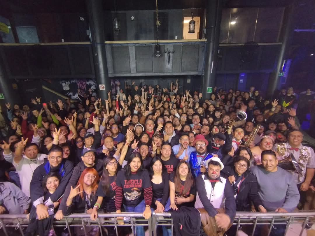 A los que salieron en la foto, a los q llegaron a esta familia durante el año, a los q ya estaban, a los q pedalearon con nosotros esté 2024, a todos, muchas gracias por este bonito concierto d fin d año.

Nos vemos en el 2025

Los queremos mucho! 

Gracias querido <a href="/FCHilvana/">Foro ★ Hilvana</a>