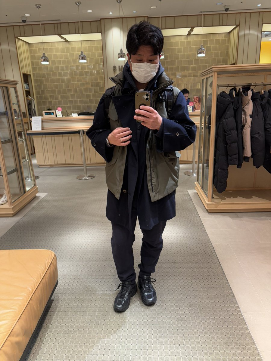kurokiryo_0917's tweet photo. ウールのアウター痛めたくないから、ダウンベスト重ね着したらsacaiぽくなって盛れた、、、☺️
#mackintosh #plusphoenix #uniqlo #newbalance #sacai #ootd https://t.co/r1otxu6VBM