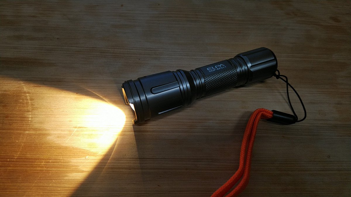 WE755a1's tweet photo. 今年最後のライト届きました
ELPA DOP-EP211(L)
単3電池1本です(´▽`)ノ
#夜散歩 のお供 3AAAの兄弟です
Hi:ワイド80lm スポット40lm
Low:ワイド6lmスポット3lm
うんで点滅ω
パワー不足ですがLowがイイ感じ
深夜の冷蔵庫漁りに使えそ~です
電池は #LIGHTINGALE 入ります https://t.co/Kxj65LgKhO