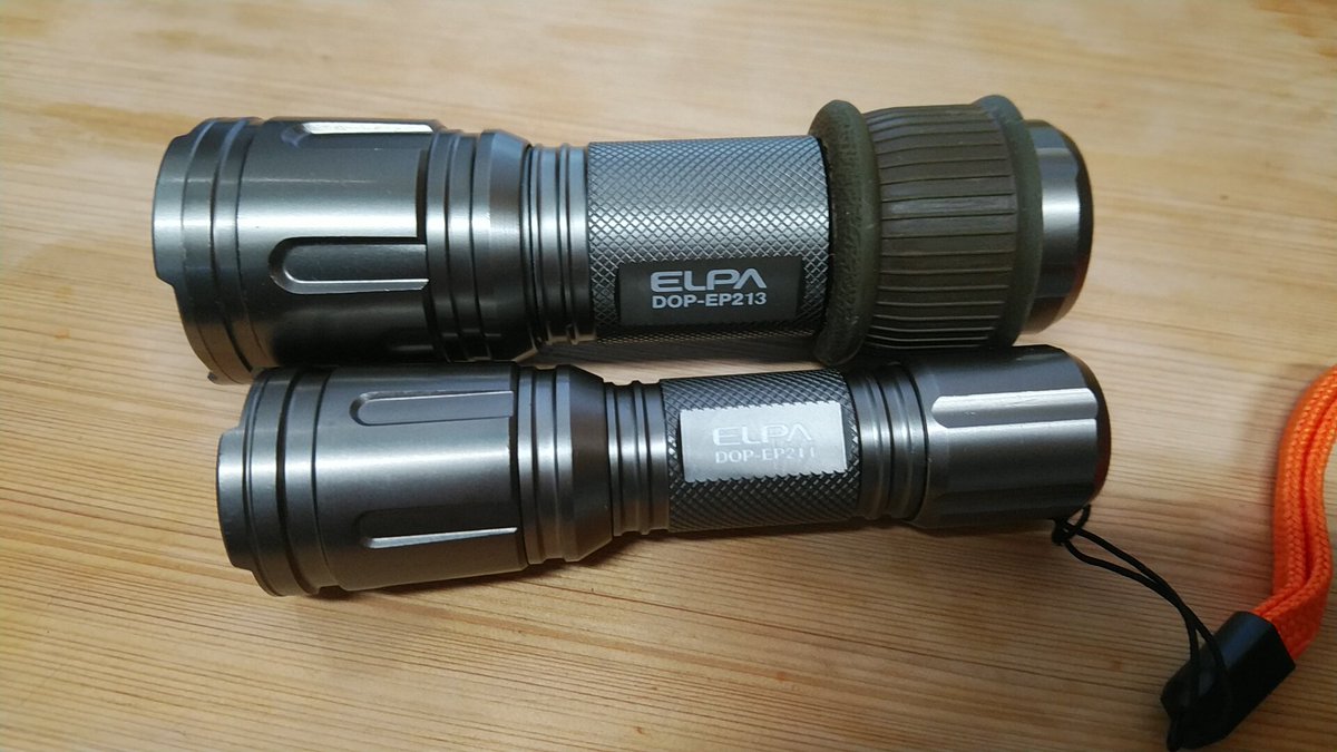 WE755a1's tweet photo. 今年最後のライト届きました
ELPA DOP-EP211(L)
単3電池1本です(´▽`)ノ
#夜散歩 のお供 3AAAの兄弟です
Hi:ワイド80lm スポット40lm
Low:ワイド6lmスポット3lm
うんで点滅ω
パワー不足ですがLowがイイ感じ
深夜の冷蔵庫漁りに使えそ~です
電池は #LIGHTINGALE 入ります https://t.co/Kxj65LgKhO