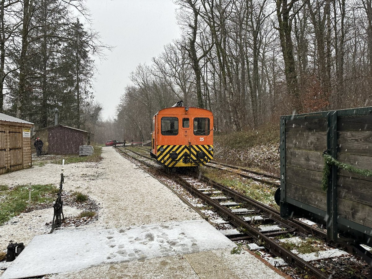 Ce week-end c’était train de Noël ! 🚂🎄

La neige a fait une petite apparition à la mi-journée renforçant l’esprit des fêtes pour le plus grand bonheur des enfants qui ont pu accompagner le voyage du Père Noël à bord de notre fière Suzanne !