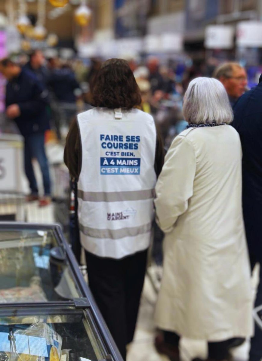 maellemoalpro's tweet photo. Depuis août 2023, les compagnons d’emplettes des Mains d’argent  accompagnent nos clients les mardis et samedis de 10 h à 12 h. 

Oui, nos hypermarchés, constituent des lieux de vie, d’échanges qui permettent de lutter contre l’isolement.

@Leclerc @Leclerc_MEL @schelcher https://t.co/JbbfllU9ai