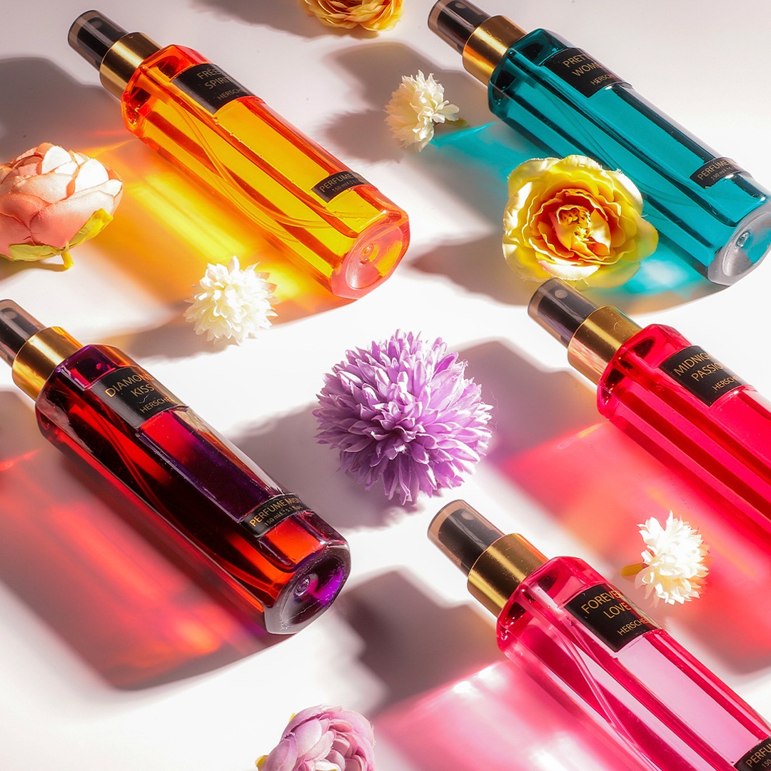 Özgürlük, aşk, güzellik ve tutkuyla dolu bir dünyanın kapılarını aralayan Herschel Body Mist serisi ile tanış!

#UnicosCosmetics
#UniquelyYours
#Herschel
#BodyMist