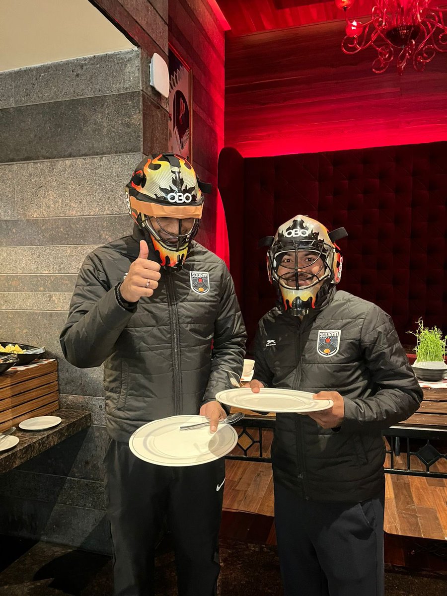 SoormaHC's tweet photo. An unfortunate but hilarious penalty after losing a game of pool for #MohithHS & #VivekSagarPrasad๐๐ฑ
Winners: #NicolasPoncelet & #VictorWegnez ๐
#HockeyIndiaLeague
#DilVichSoorma https://t.co/8LF7DirTGK