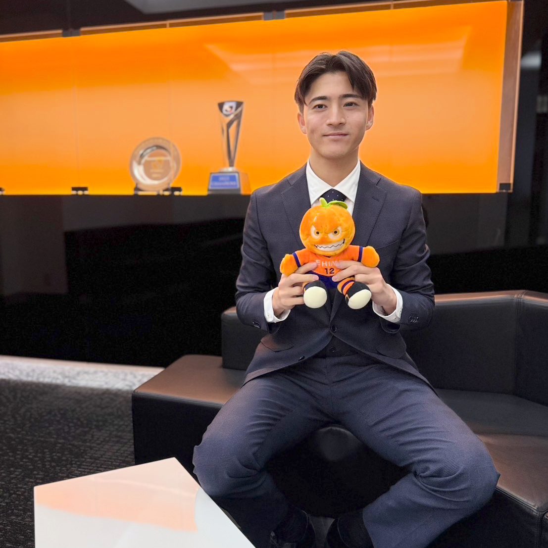 試合球キャプテン翼ボール愛媛FC2020年選手サイン入り日本代表川村拓夢など おかえり拓夢🍊 なんと‼️今年もまた #川村拓夢 選手がクラブ事務所へ
