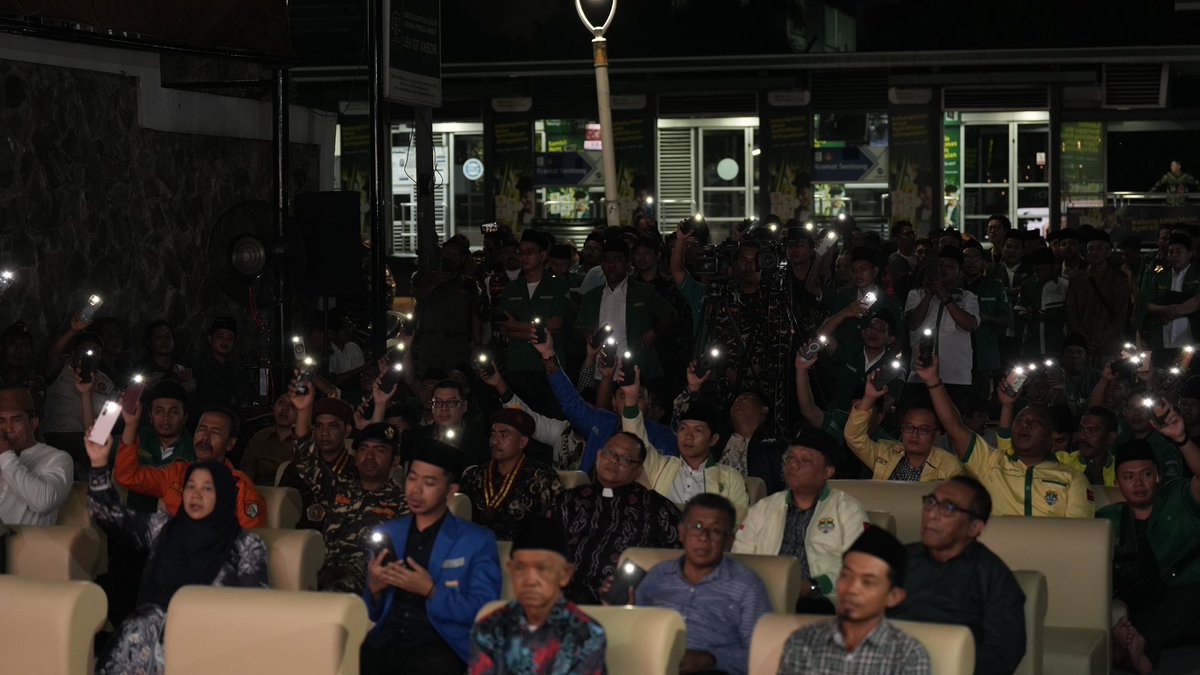 Official_Ansor's tweet photo. Terima kasih Pak Sukarmin dan Ibu Tukinem telah melahirkan Riyanto. Terima kasih telah mengizinkan Riyanto menjadi bagian keluarga besar Ansor, Banser dan Nahdlatul Ulama. 

Semoga pak Sukarmin beserta keluarga, selalu diberikan kesehatan, dan mengikhlaskan Riyanto menjadi lentera bagi kami semua. 

Terima kasih, telah memberikan Indonesia anak bangsa bernama Riyanto.