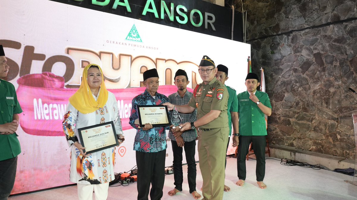 Official_Ansor's tweet photo. Terima kasih Pak Sukarmin dan Ibu Tukinem telah melahirkan Riyanto. Terima kasih telah mengizinkan Riyanto menjadi bagian keluarga besar Ansor, Banser dan Nahdlatul Ulama. 

Semoga pak Sukarmin beserta keluarga, selalu diberikan kesehatan, dan mengikhlaskan Riyanto menjadi lentera bagi kami semua. 

Terima kasih, telah memberikan Indonesia anak bangsa bernama Riyanto.