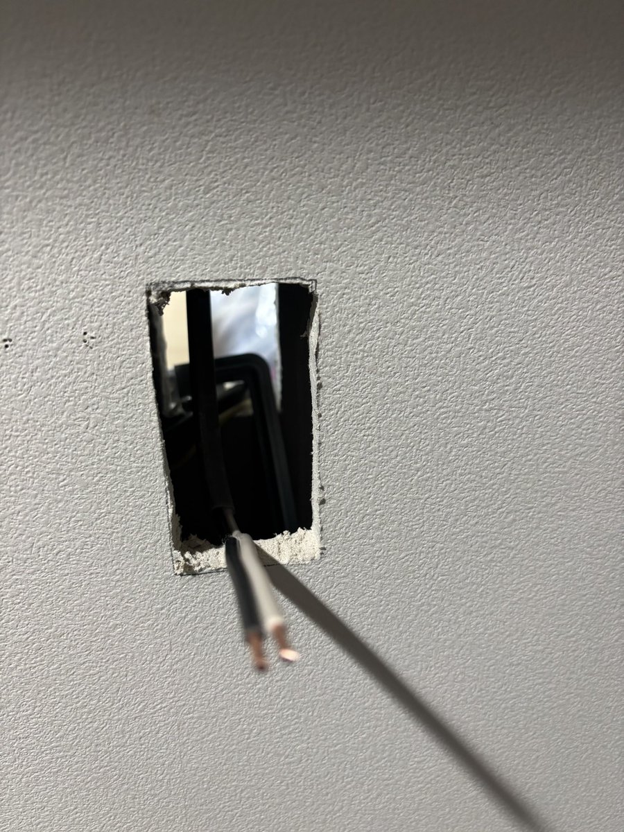 AZESTM7's tweet photo. あ〜！久々すぎる投稿。
増設分電盤新規コンセント増設工事でした。
何とも仕事ながら楽しんだ。
#増設分電盤工事　#新規コンセント増設工事　#電気使用容量 https://t.co/CYBsFpAAjP