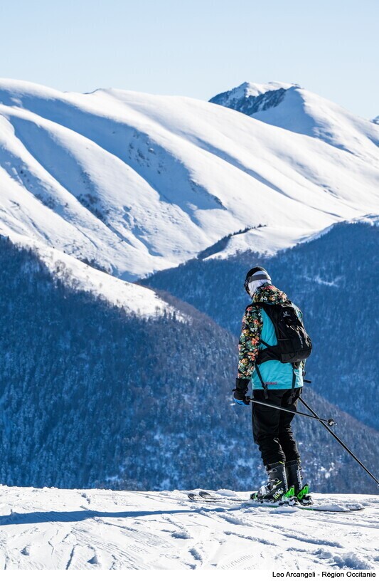 Occitanie's tweet photo. En piste avec #liO ⛷❄  
En #train ou en #car, ➕ de 20 stations de sports d’hiver sont accessibles à petits prix en #Occitanie. De quoi rendre la #montagne plus abordable &amp; encourager la #MobilitéVerte.

➕  https://t.co/75RrCtnVLD https://t.co/IZfpMKRueb