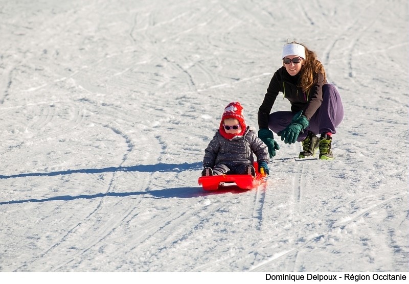Occitanie's tweet photo. En piste avec #liO ⛷❄  
En #train ou en #car, ➕ de 20 stations de sports d’hiver sont accessibles à petits prix en #Occitanie. De quoi rendre la #montagne plus abordable &amp; encourager la #MobilitéVerte.

➕  https://t.co/75RrCtnVLD https://t.co/IZfpMKRueb