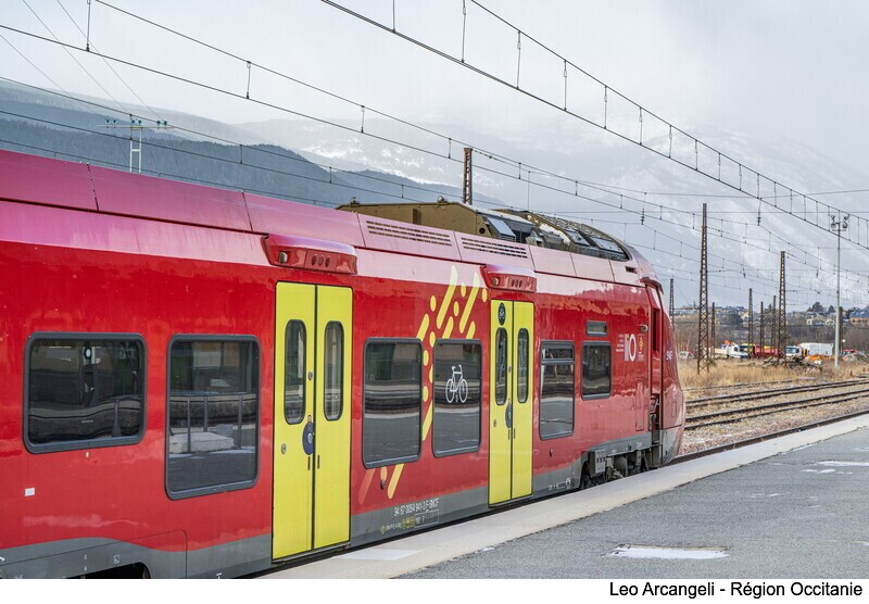 Occitanie's tweet photo. En piste avec #liO ⛷❄  
En #train ou en #car, ➕ de 20 stations de sports d’hiver sont accessibles à petits prix en #Occitanie. De quoi rendre la #montagne plus abordable &amp; encourager la #MobilitéVerte.

➕  https://t.co/75RrCtnVLD https://t.co/IZfpMKRueb