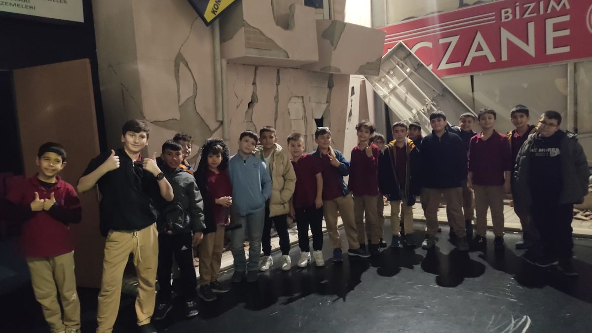 Başta deprem olmak üzere ülkemizde sıkça görülen afetlere yönelik afet öncesi , sırası ve sonrasında yapılacak doğru davranışları ve " temel afet bilinci kültürünü " öğrencilerimize kazandırmak amacıyla "Bursa Afet Merkezi" ne gezi düzenlendi. <a href="/Muhammedkartav/">Muhammed</a> <a href="/Osmangazi_MEM/">Osmangazi İlçe Milli Eğitim Müdürlüğü</a>