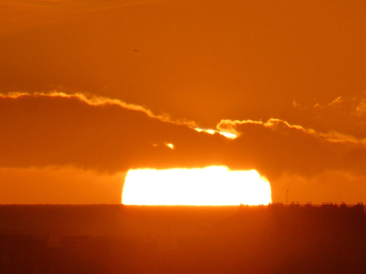 xusvalencia's tweet photo. Buenos días 🧡 #mediterráneo
Siempre bonito ☀️ #SolOmega
#amanecer #23Dic #tiempoCV
📍 Valencia 📷 #cielosESA https://t.co/VChZkE8xF5