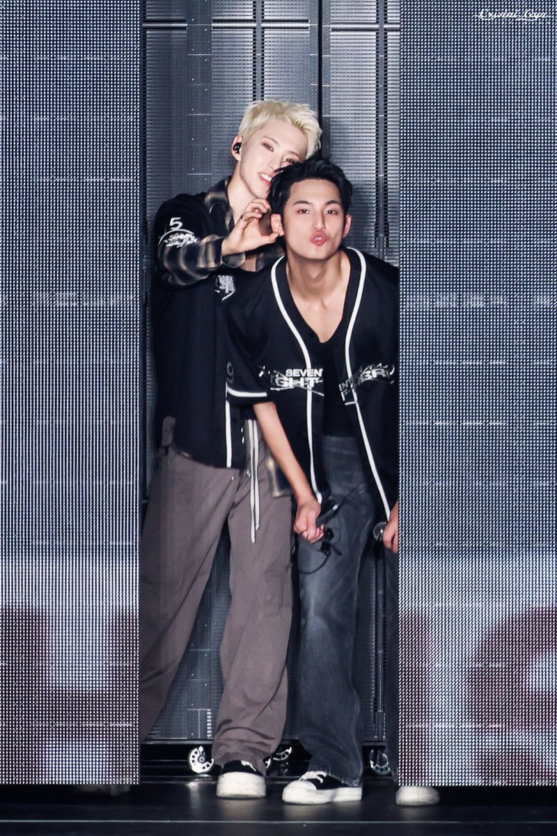 Coisini_Gyu0406's tweet photo. 241222 SEVENTEEN [RIGHT HERE] 
IN Fukuoka 

HD2P

😚

#세븐틴 #SEVENTEEN #민규 #MINGYU #ミンギュ #호시 #순영 #HOSHI #ホシ@pledis_17 https://t.co/KcHsYcTomc