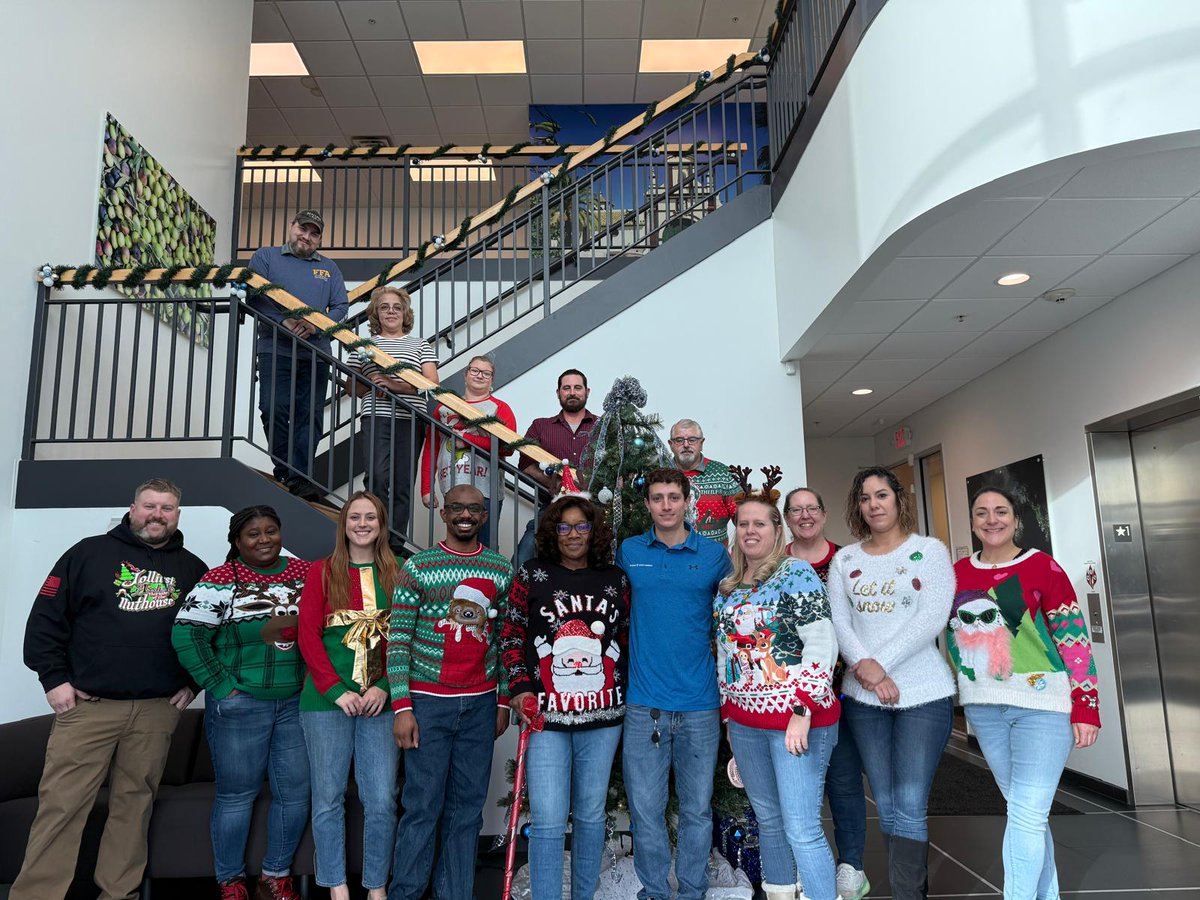 Feliz Navidad y buena entrada de 2025 desde nuestra planta de envasado de Suffolk, en Virginia (Estados Unidos).
Esta planta ha superado este año los 11 millones de litros de envasado, siendo fundamental en el crecimiento de Acesur North America.