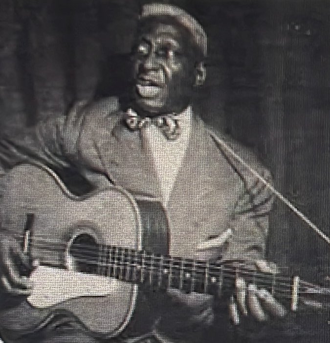Fabrizio_Poggi's tweet photo. In realtà a diventare Cavaliere al Merito della Repubblica sono stati la musica blues e la mia amata armonica.
Ho pensato di omaggiare il blues indossando il papillon di Lead Belly, che mi fu donato proprio al Lead Belly Festival alla Carnegie Hall di New York. @LeadBellyFest https://t.co/STzHMfY7Np