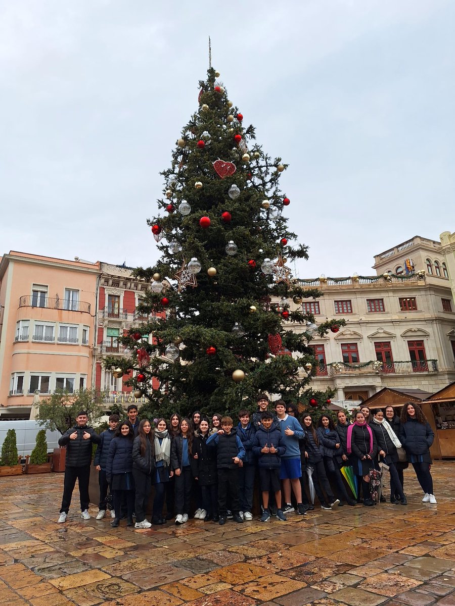L’alumnat de 2n d’ESO va visitar la botiga Filigranes de Càritas. Els voluntaris ens van explicar com ajuden i col•laboren pel benestar dels que ho necessiten.

#auténticos #autèntics #ConsolaciónEduca #ConsolacióEduca #FamiliaConsolación #FamíliaConsolació #totsjuntsfemescola