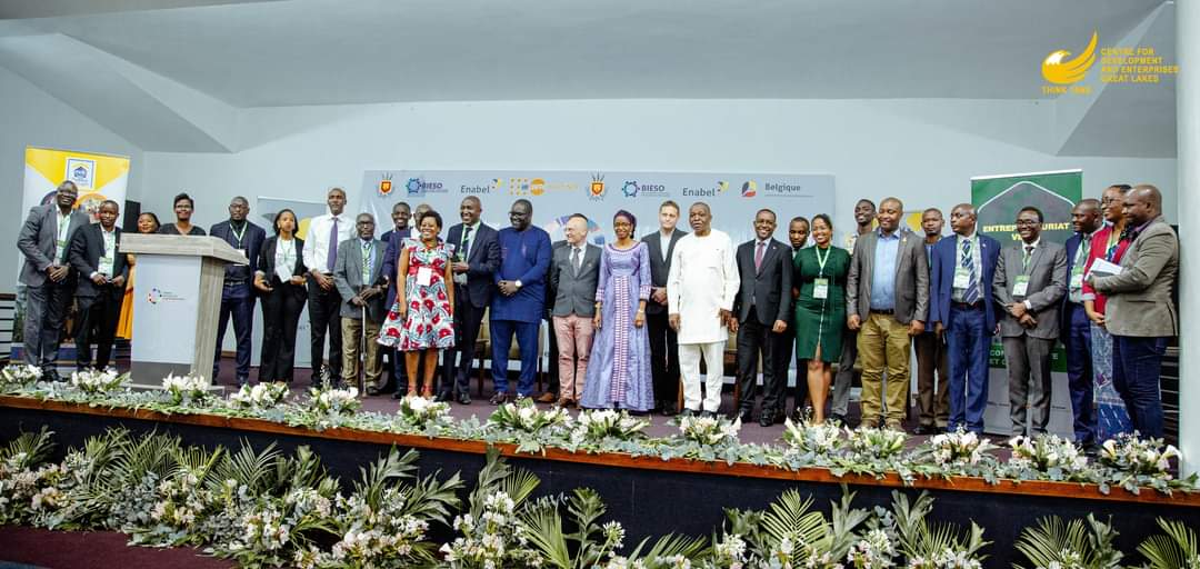 ForEnterprises's tweet photo. #ZLCAF - Ce 11 Novembre 2024 était le début de la #Semaine Mondiale de l’#Entrepreneuriat où notre #ThinkTank a organisé un panel de haut niveau en partenariat avec #BBIN et d’autres acteurs de l’écosystème entrepreneurial réuni dans le consortium #BIESO au Burundi. Modéré par notre Collègue Pr. Barumwete Siméon, les discussions du panel tournaient autour du thème : « Intégration du #Burundi dans la ZLCAF : quelle part réservée à l’EVC ?» #Entrepreneurs #PolitiquePublique #Analyse