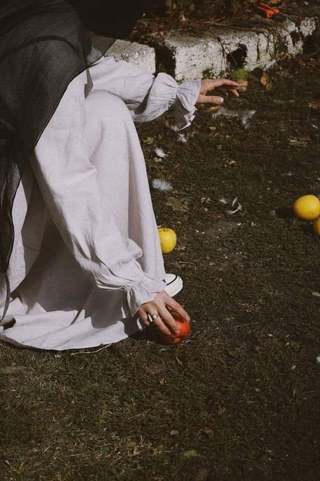 nadaelrayehan's tweet image. "أما الأثر الذي أريد أن يبقى لي في قلب كل شخص قابلته هو:
أن يبتسم حين يتذكر حديث دار بيننا في يوم، ألا أقول كلمة تترك ندوبًا في قلبه، ألا أكون حِملا زائدًا يريد أن يتخفف  منه بأي شكل. " /🦋🪞

#حروف_وقهوة
#رباب_الكلم 
#زبرجد_حرف 
#ال_الشعر