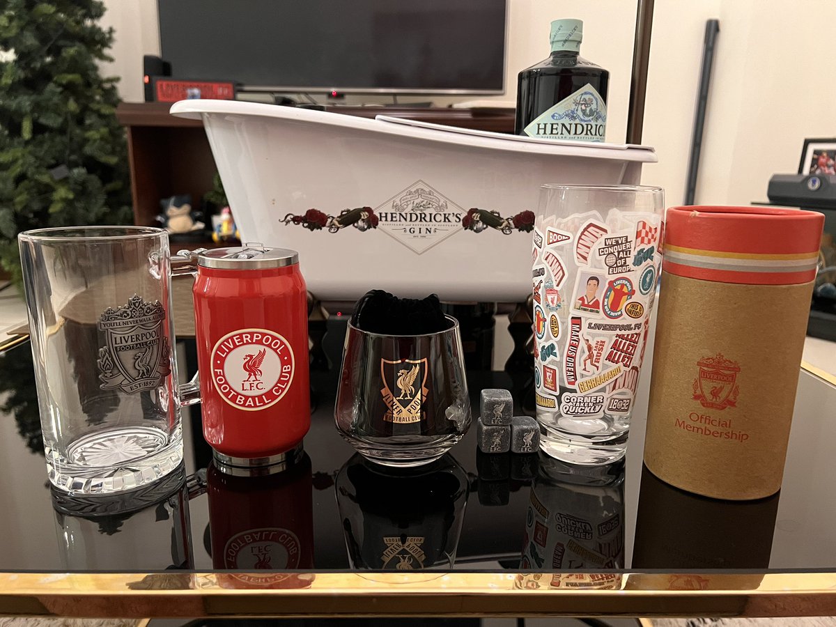 gaddi27's tweet photo. Miren lo que me llegó hoy desde Liverpool Inglaterra 🏴󠁧󠁢󠁥󠁮󠁧󠁿 !!! Hoy simplemente un excelente día para ser red 🥰😍 y el mejor regalo es ser primeros en Premier para navidad 🎄 
#Liverpool #YNWA #LFC https://t.co/VyBjgLxOXp