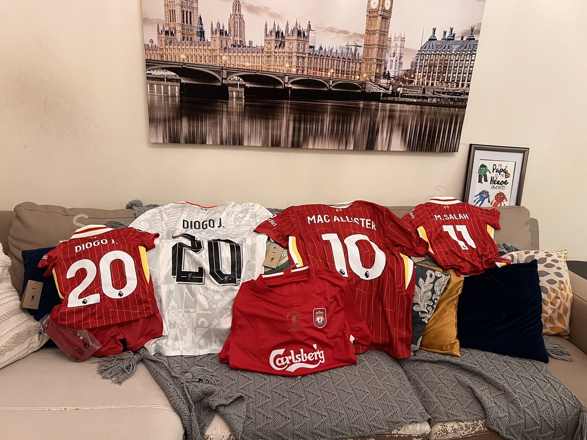 gaddi27's tweet photo. Miren lo que me llegó hoy desde Liverpool Inglaterra 🏴󠁧󠁢󠁥󠁮󠁧󠁿 !!! Hoy simplemente un excelente día para ser red 🥰😍 y el mejor regalo es ser primeros en Premier para navidad 🎄 
#Liverpool #YNWA #LFC https://t.co/VyBjgLxOXp