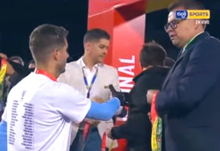 DiegoGuthrie's tweet photo. Si la FBF se manejara medianamente bien, este pelotudo debería estar sin trabajo mañana mismo.
Pero no va a pasar, esta es la clase de gente que maneja el fútbol boliviano, desprecian al jugador, no les interesa, para ellos son solo una herramienta para generar dinero.
Una basura.
