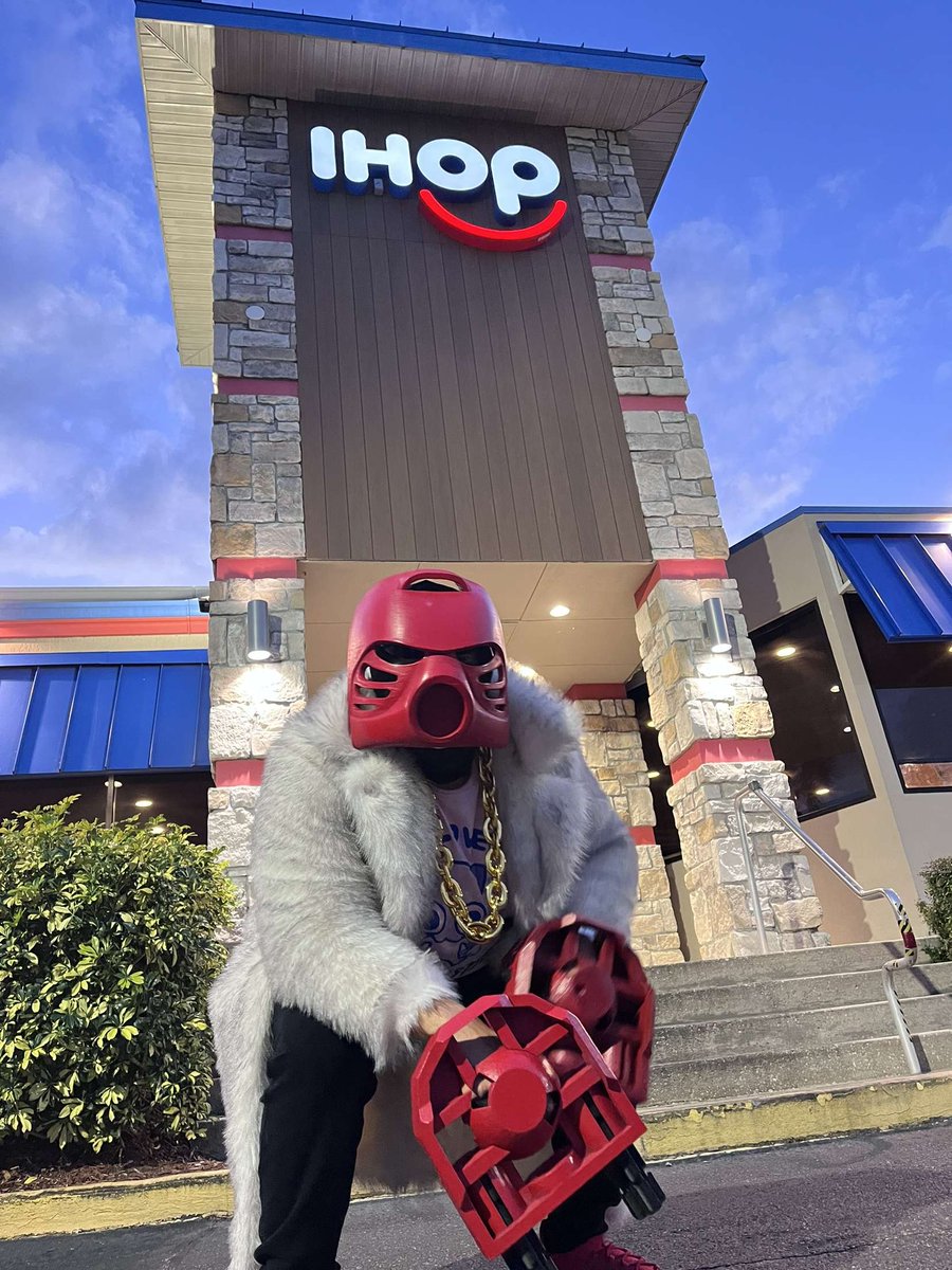 SLlMCHANCE's tweet photo. Some shots from earlier. Had a great time at Holmat, unfortunately the local IHOP wasn't goth https://t.co/bnriinpJaN