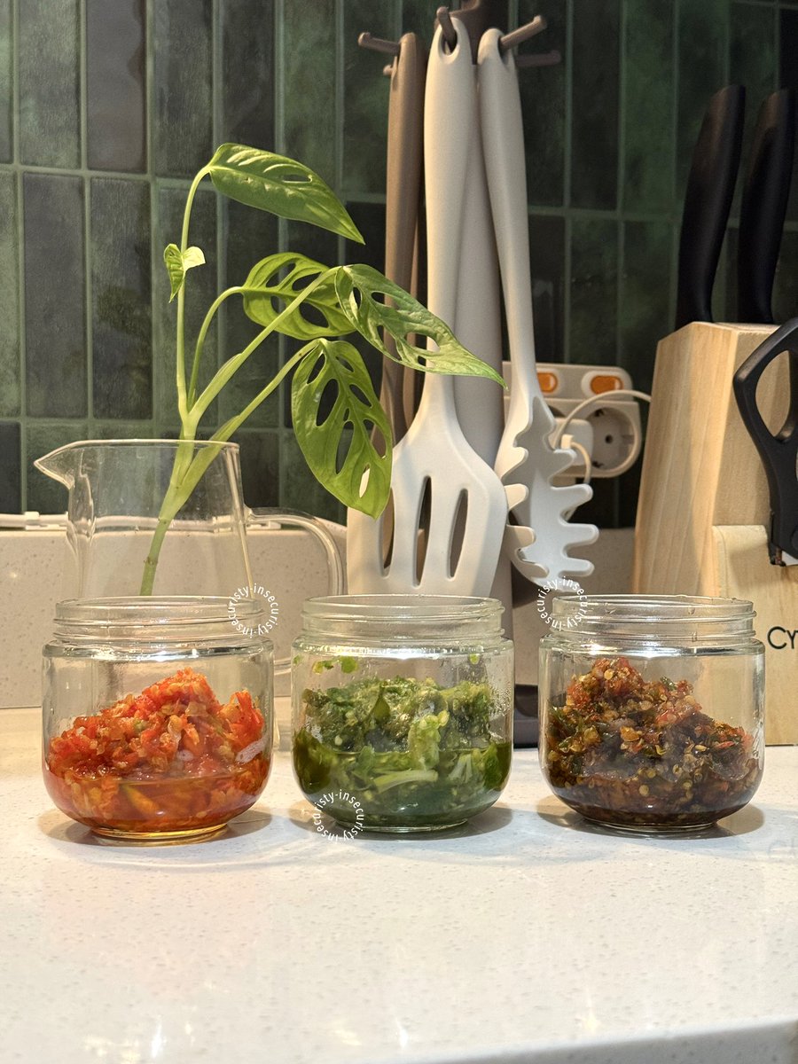 insecuristy's tweet photo. sebagai orang yg ga bisa banget makan tanpa sambel, aku sukaaaa bgt nyetok sambel kaya gini di kulkas! 😆✨

sini aku share resep 3 JENIS SAMBEL yg enak, mudah dibuat bahkan bagi yg ga pernah nyambel, dan pastinya bisa untuk stock di kulkas #ristyrecipy #makanmakin 👩‍🍳

a thread https://t.co/A4WesTumdf