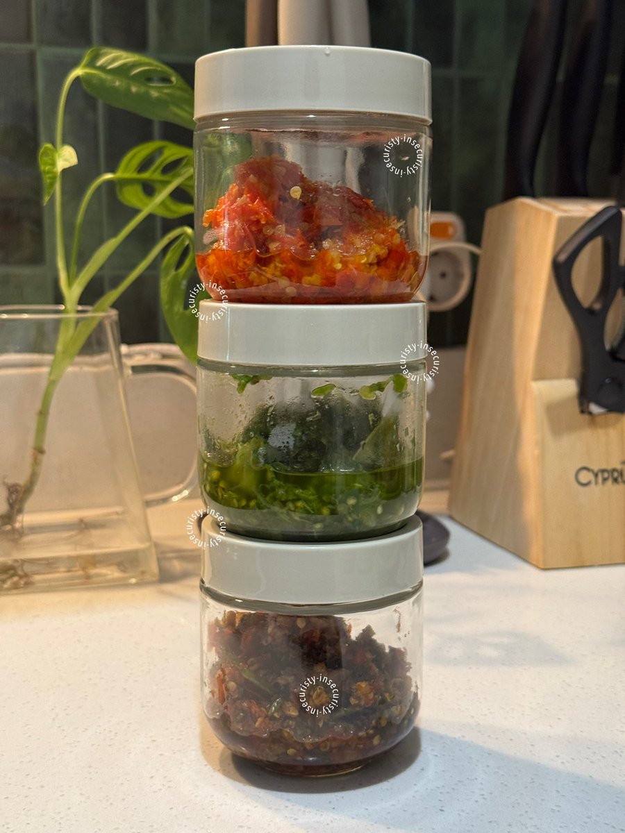 sebagai orang yg ga bisa banget makan tanpa sambel, aku sukaaaa bgt nyetok sambel kaya gini di kulkas! 😆✨

sini aku share resep 3 JENIS SAMBEL yg enak, mudah dibuat bahkan bagi yg ga pernah nyambel, dan pastinya bisa untuk stock di kulkas #ristyrecipy #makanmakin 👩‍🍳

a thread